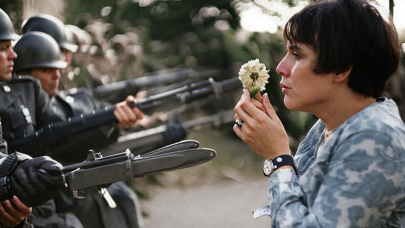 A militante Jane Rose Kasmir enfrenta soldados em protesto à Guerra do Vietnã