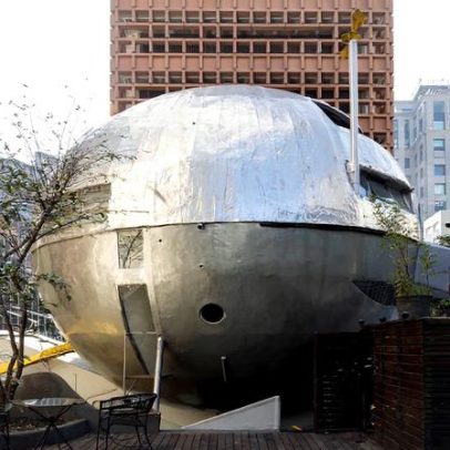 Exposição pop-up em São Paulo destaca casa esférica do arquiteto Eduardo Longo