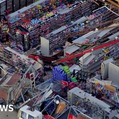 Mercadorias ficam nas prateleiras após tornado derrubou telhado de supermercado