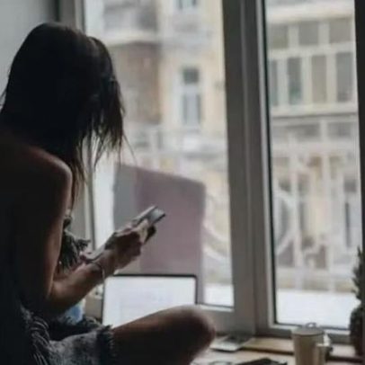 Mulher recebe R$ 10 por hora para engajar público no OnlyFans
