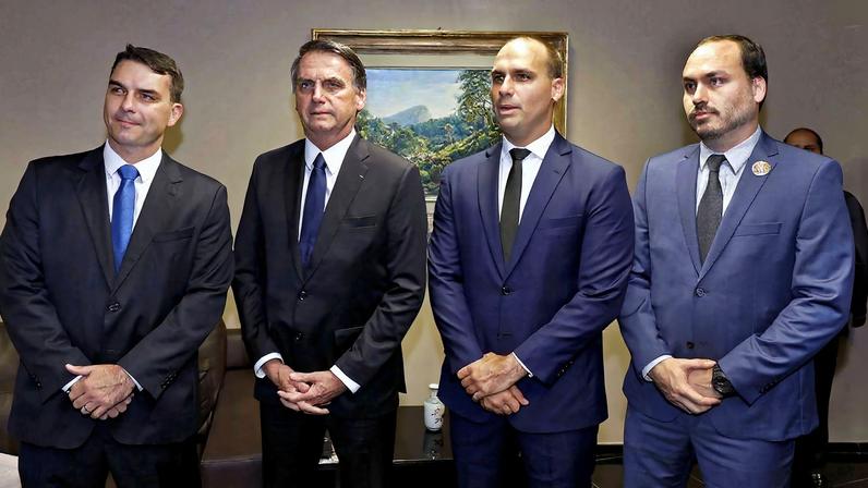 O ex-presidente Jair Bolsonaro com os filhos Flávio, Eduardo e Carlos. (Foto: Roberto Jayme/Ascom TSE)