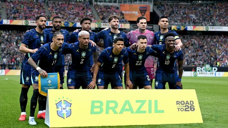 Time do Brasil posado para amistoso com a França seleção seleção brasileira — Foto: ADAM RICHINS/EFE