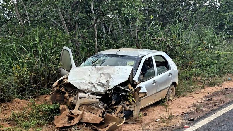 Acidente grave entre van de hemodiálise e carro deixa um morto e seis feridos na MG-202, em São João da Ponte