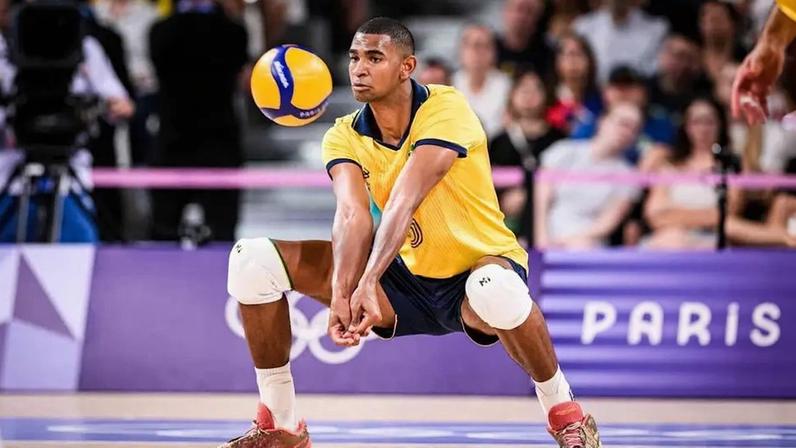 Adriano em ação nos Jogos Olímpicos de Paris 2024 (Foto: Divulgação/Volleyball World)
