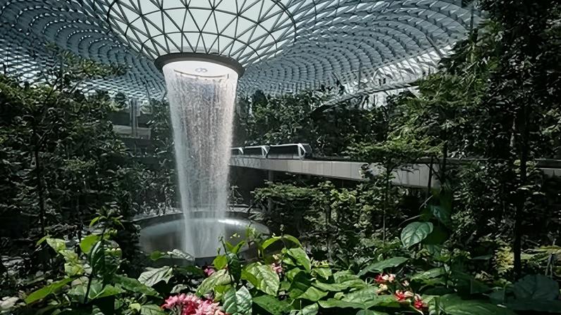 Aeroporto Changi de Singapura tem seção chamada "Jewel" com jardins, lojas e cascata