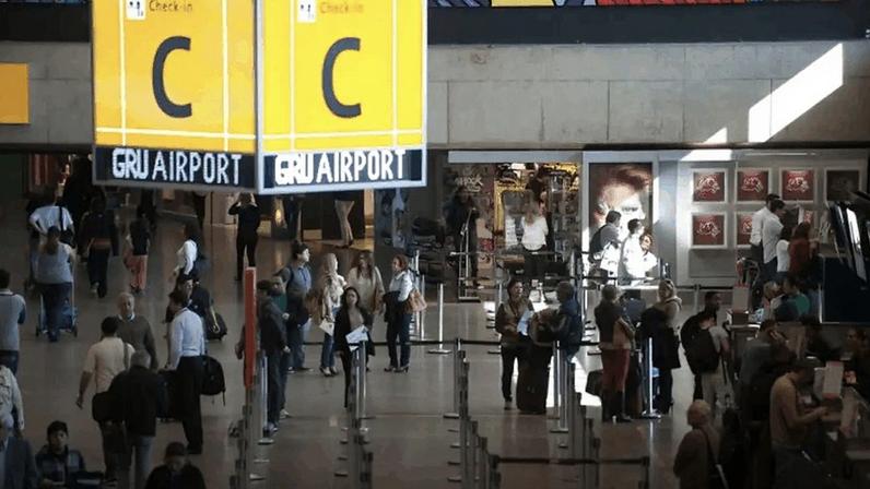 O aeroporto de Guarulhos (SP); o dólar turismo começou o ano aos R$ 5,702 e caiu nos meses seguintes