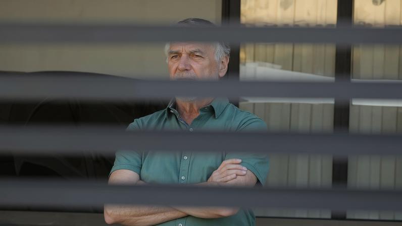 O ex-presidente Jair Bolsonaro em sua casa em Brasília nesta quinta-feira (11) — Foto: Sergio Lima/AFP
