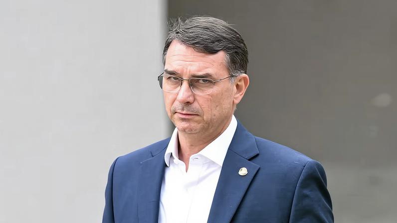 Flávio Bolsonaro visita o pai na sede da PF em Brasília, em 25 de novembro de 2025 — Foto: Evaristo SA / AFP