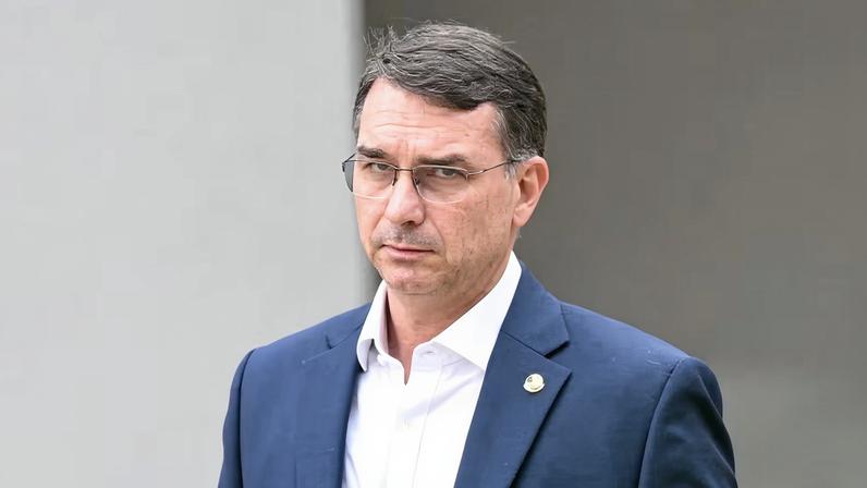 Flávio Bolsonaro visita o pai na sede da PF em Brasília, em 25 de novembro de 2025 — Foto: Evaristo SA / AFP