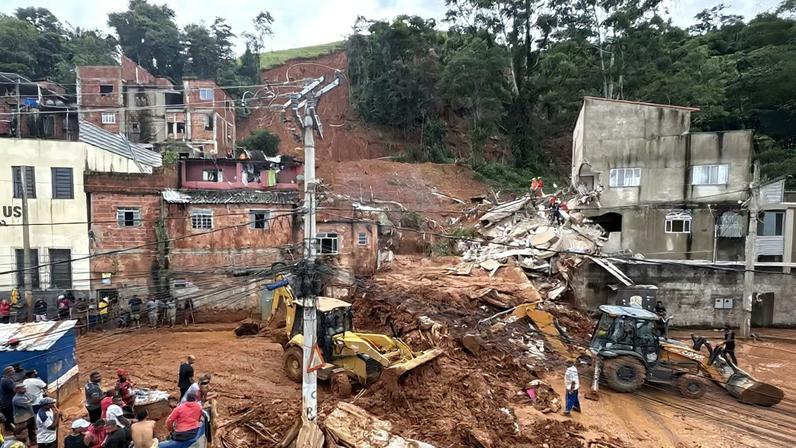Chuvas deixam mortos em Juiz de Fora — Foto: Corpo de Bombeiros de MG/ via AFP