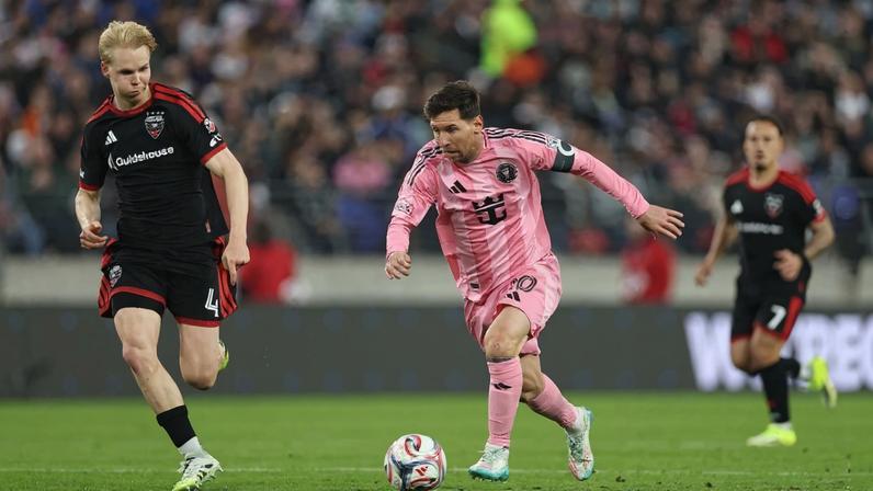 Lionel Messi conduz a bola na vitória do Inter Miami sobre o DC United — Foto: Patrick Smith/AFP