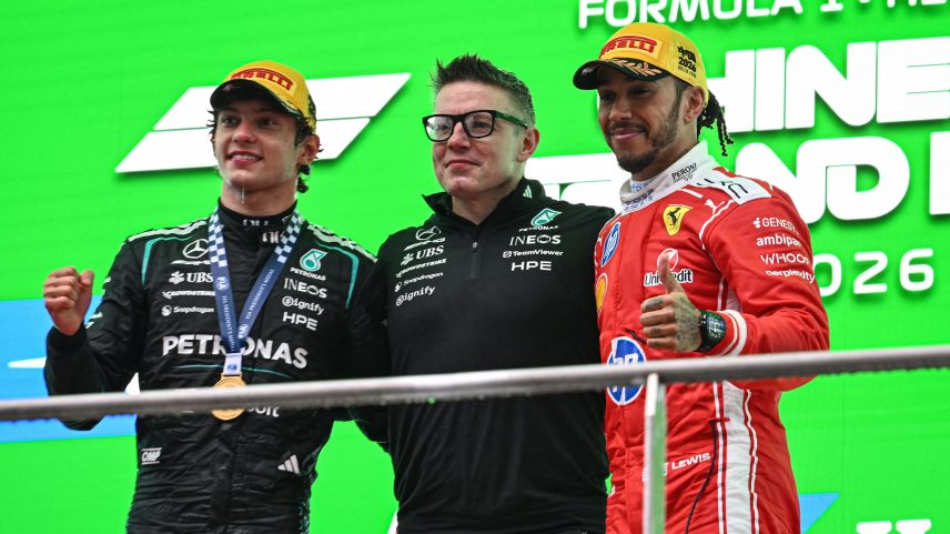 Kimi Antonelli celebra vitória na China ao lado de Lewis Hamilton e Peter Bonnington — Foto: Jade Gao/AFP