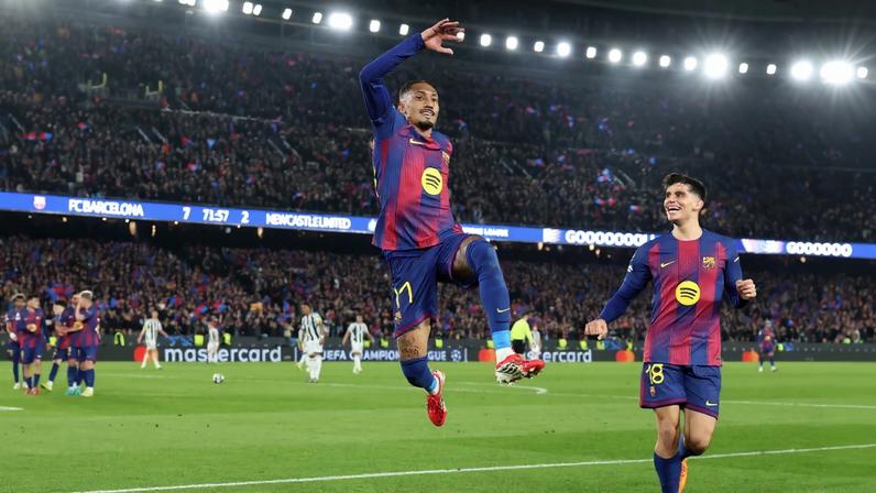 Raphinha brilhou no jogo do Barcelona contra o Newcastle e foi eleito o melhor em campo — Foto: Reuters