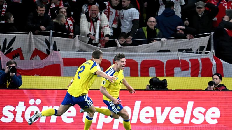 Lagerbielke comemora gol da Suécia sobre a Polônia na repescagem para a Copa do Mundo — Foto: AFP