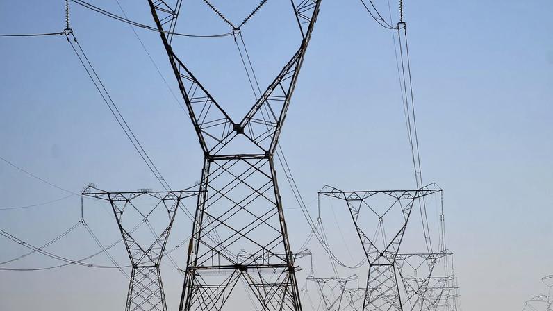 Linhas de transmissão de energia, energia elétrica.