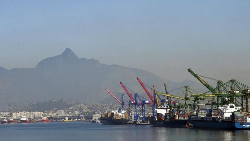 Atracação de navios no Caís do Porto do Rio de Janeiro, guindaste, container.