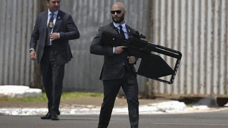 Agente da Polícia Federal anda com arma anti-drone antes da cerimônia de posse do presidente Lula em Brasília