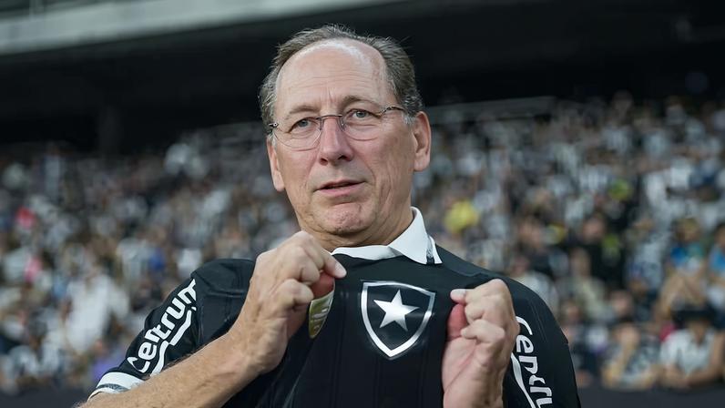 John Textor em Botafogo x Corinthians, pelo Brasileirão 2025 — Foto: Thiago Ribeiro/AGIF