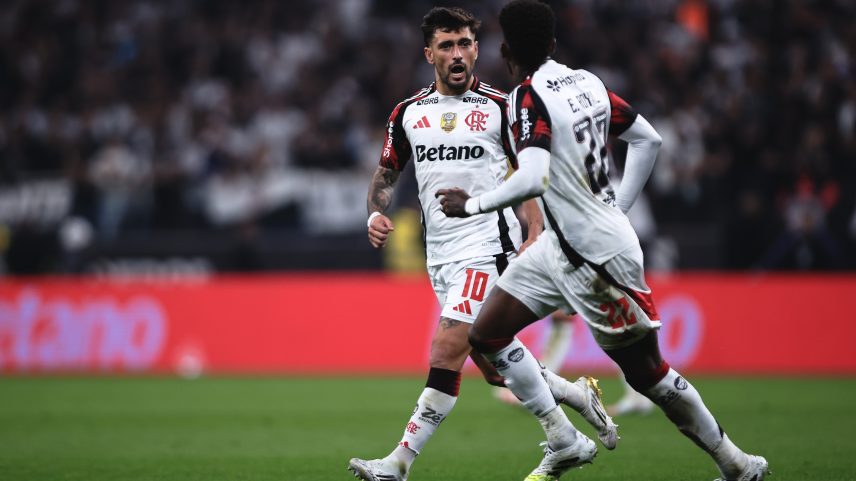 Arrascaeta comemora gol do Flamengo contra o Corinthians em 2025 na Neo Quimica Arena — Foto: Ettore Chiereguini/AGIF
