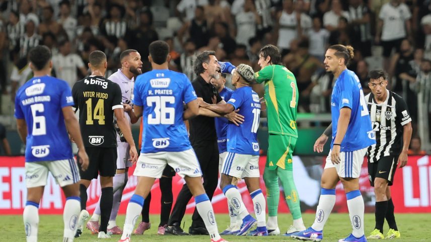 Briga em Cruzeiro x Atlético-MG — Foto: Gilson Lobo/AGIF