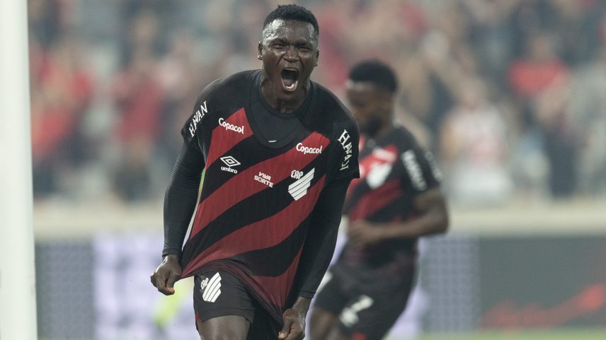 Viveros comemora um gol em Athletico-PR x Cruzeiro — Foto: Hedeson Alves/AGIF