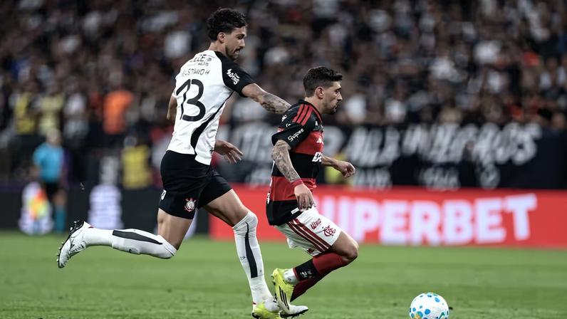 Gustavo Henrique e Arrascaeta em Corinthians x Flamengo — Foto: Marcello Zambrana/AGIF