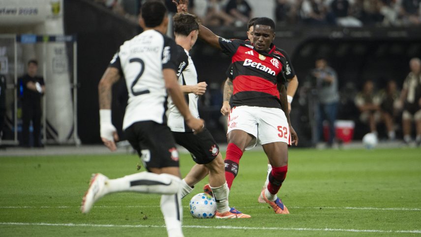 Árbitro Rodrigo José Pereira de Lima em ação em Corinthians x Flamengo — Foto: Marcos Ribolli