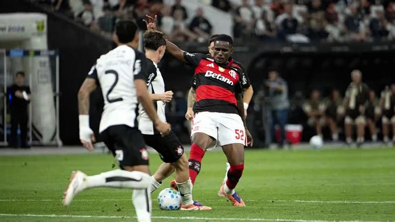 Entrada de Evertton Araújo em Breno Bidon que resultou em expulsão do jogador flamenguista — Foto: Anderson Romão/AGIF