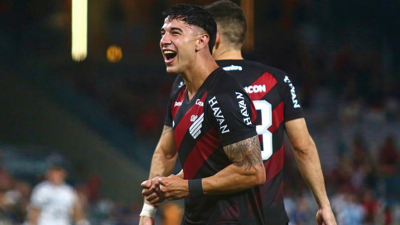 Esquivel dá duas assistências e marca golaço de falta — Foto: Gabriel Machado/AGIF