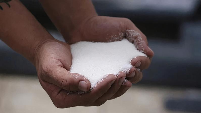 Detalhe de açúcar nas mãos