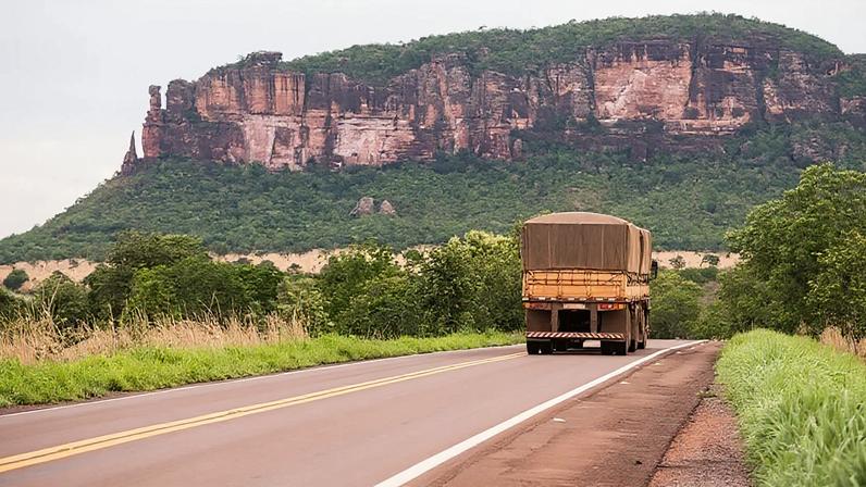 Caminhão transportando grãos na BR-158 em Mato Grosso