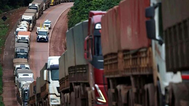 Caminhões transportando soja aguardam para descarregar carga no porto de Miritituba (PA)
