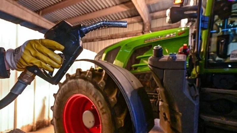 Detalhe de bomba de diesel em abastecimento de máquinas agrícolas