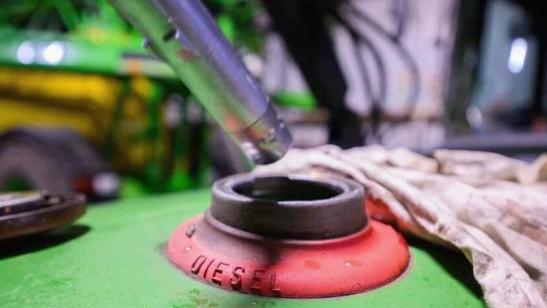 Abastecimento de diesel em máquina agrícola