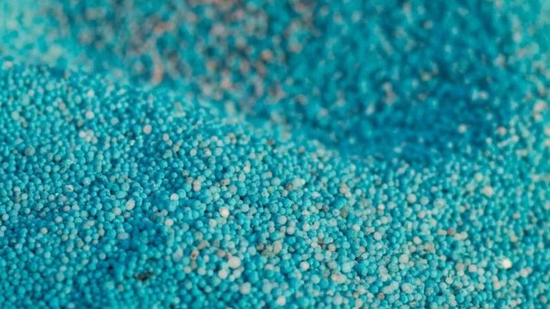 Grãos de fertilizantes a base de ureia