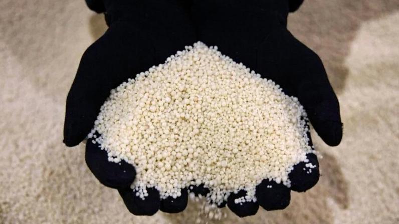 Detalhe de manuseio de fertilizante agrícola