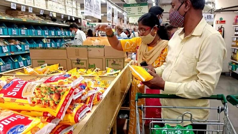 Pacotes de óleo vegetal em mercado na Índia