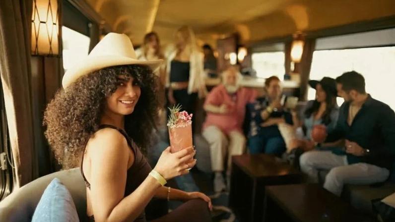 O vagão-bar do Tequila Express é um ponto de encontro popular entre os turistas