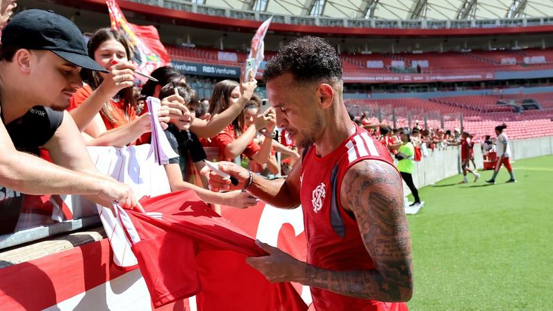 Inter faz treino aberto para torcida no Beira-Rio
