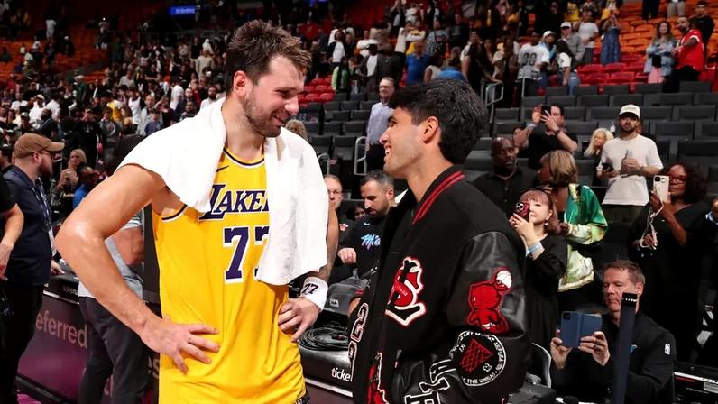 Luka Doncic e Carlos Alcaraz após vitória do Lakers na NBA (Foto: Issac Baldizon / NBAE / Getty Images / Getty Images via AFP)