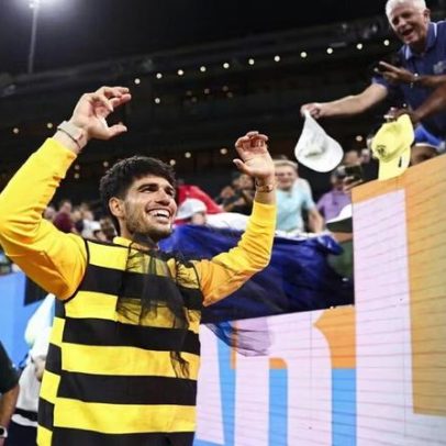 Alcaraz participa de festa de torcida vestindo fantasia de abelha após vitória