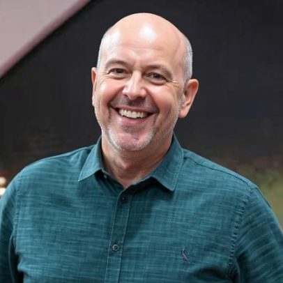 Alex Escobar fará cirurgia nas cordas vocais por pólipos