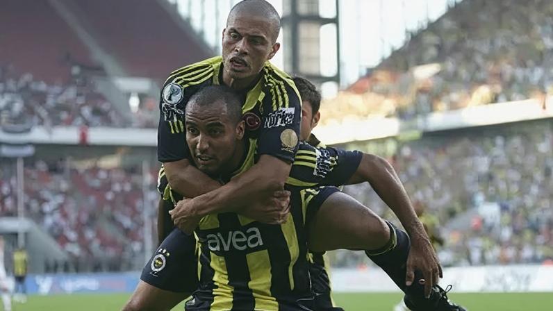 Deivid e Alex comemoram gol do Fenerbahçe