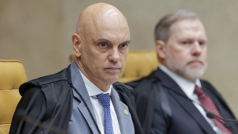 O ministro Alexandre de Moraes durante sessão do STF em 12 de fevereiro. Ao fundo, o ministro Dias Toffoli. (Foto: Rosinei Coutinho/STF)