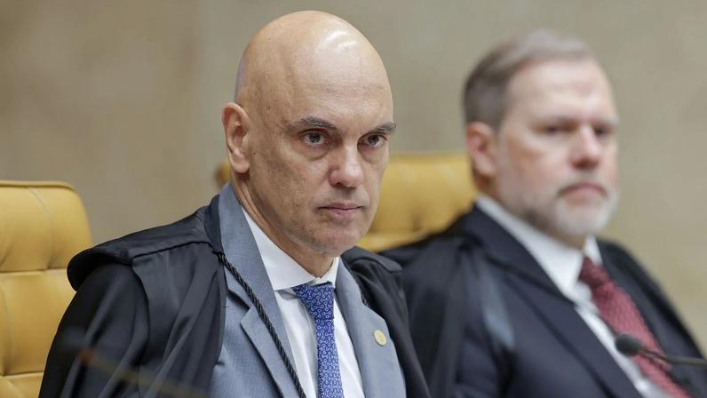 O ministro Alexandre de Moraes durante sessão do STF em 12 de fevereiro. Ao fundo, o ministro Dias Toffoli. (Foto: Rosinei Coutinho/STF)