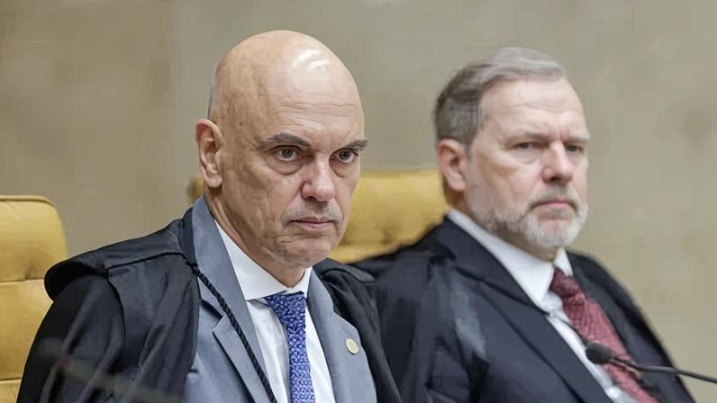 Ministros Alexandre de Moraes e Dias Toffoli na sessão plenária do STF