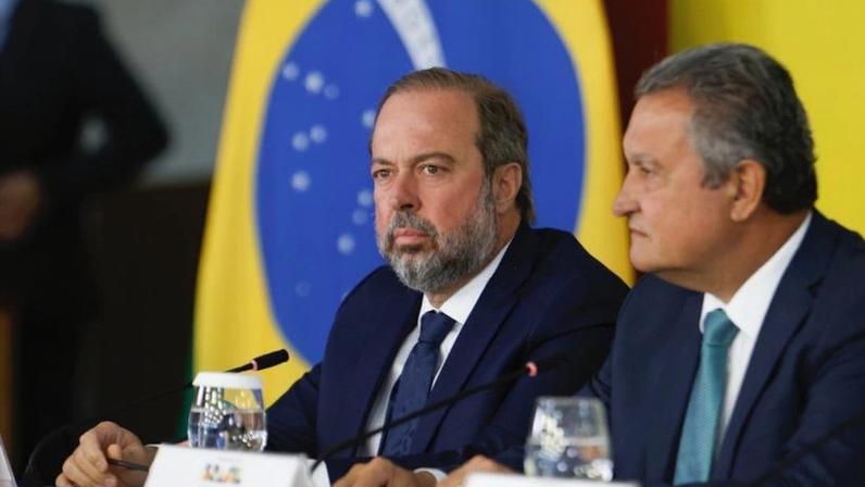 Na imagem, o ministro de Minas e Energia, Alexandre Silveira (à esq.), durante entrevista de anúncio de isenção de impostos federais sobre óleo diesel