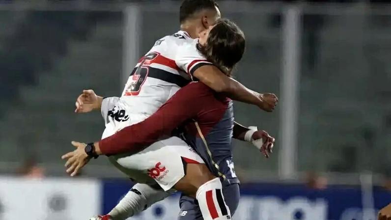 Alisson vai ao Fluminense e Zubeldía o classifica como 'manual de volante'