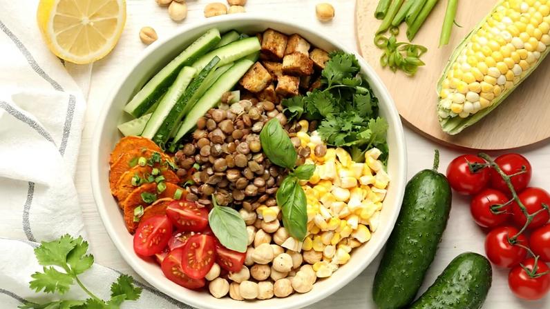 Bowl de lentilha, grão-de-bico e legumes