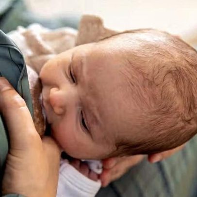 Amamentar reduz dor de bebês na vacinação, aponta estudo
